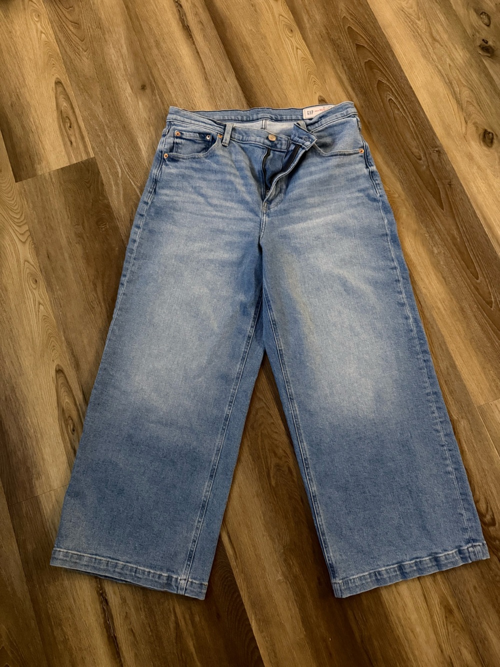 GAP Women’s Faded Light Blue cropped Straight Jeans